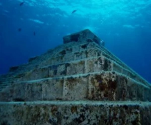 UNDERSEA PYRAMIDS